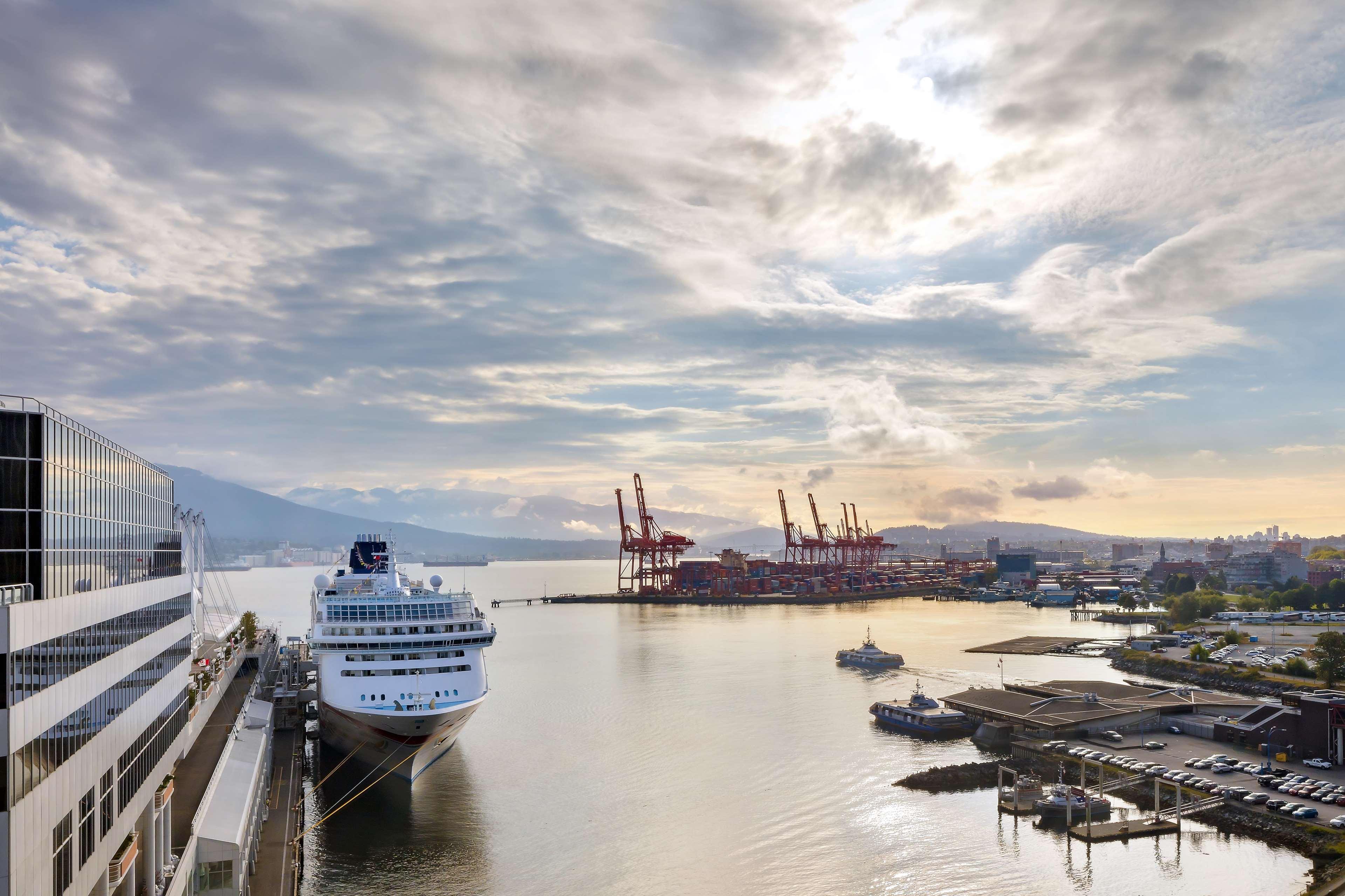 Fairmont Waterfront Hotel Vancouver Exterior photo